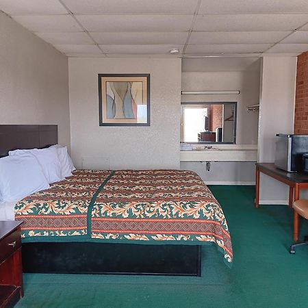 Oyo Sheldon'S Motel And Restaurant Keysville Bagian luar foto