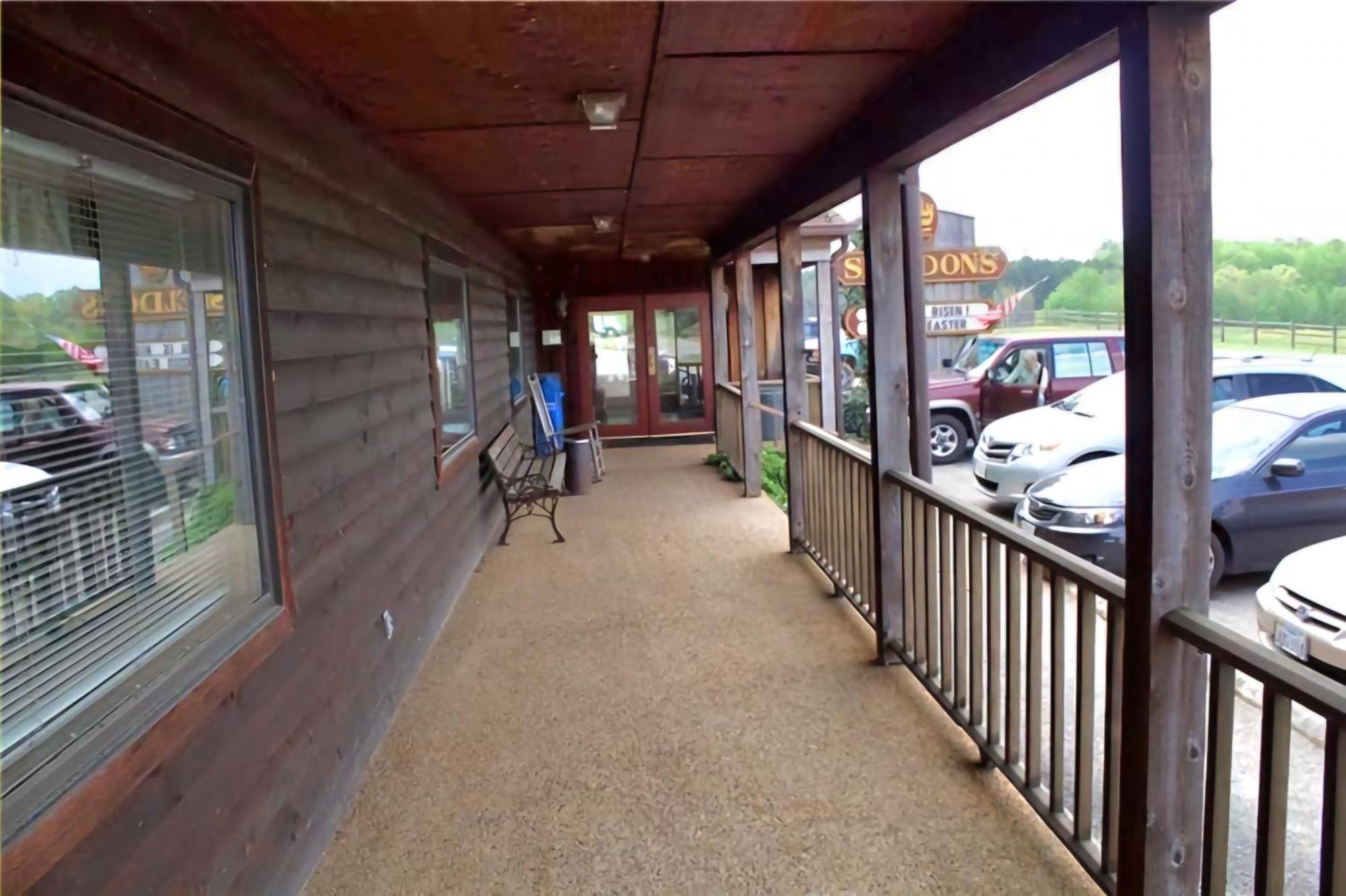 Oyo Sheldon'S Motel And Restaurant Keysville Bagian luar foto